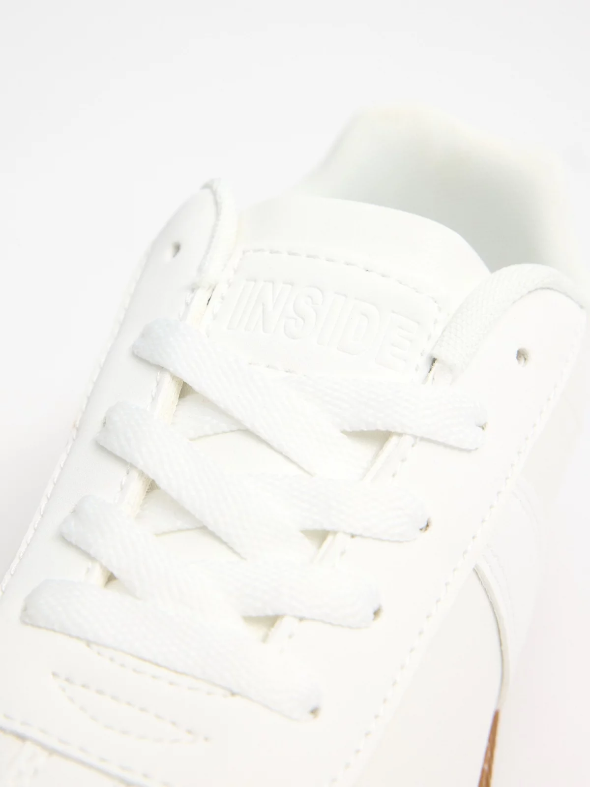 Tênis baixos retrô brancos branco vista detalhe