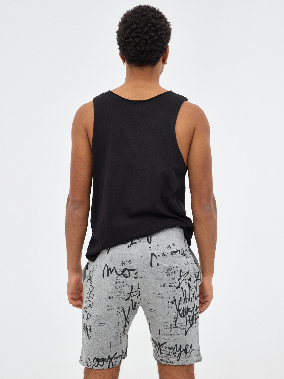 Bermudas jogger graffiti cinza vista meia traseira