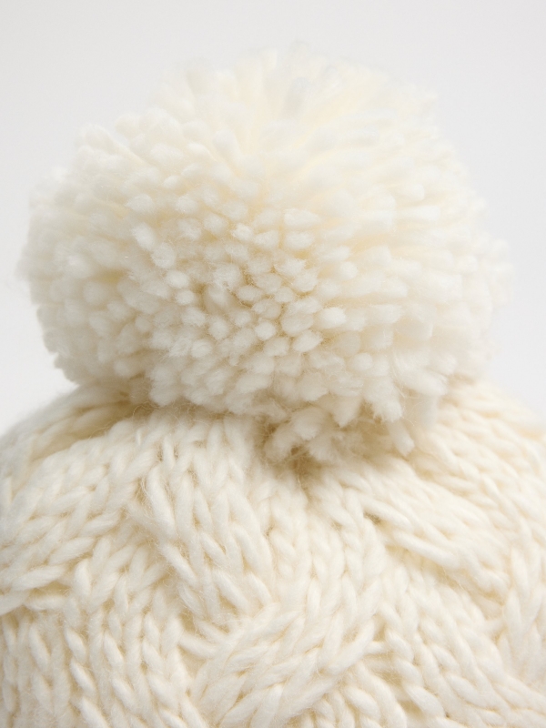 Gorro trançado pompom branco vista detalhe