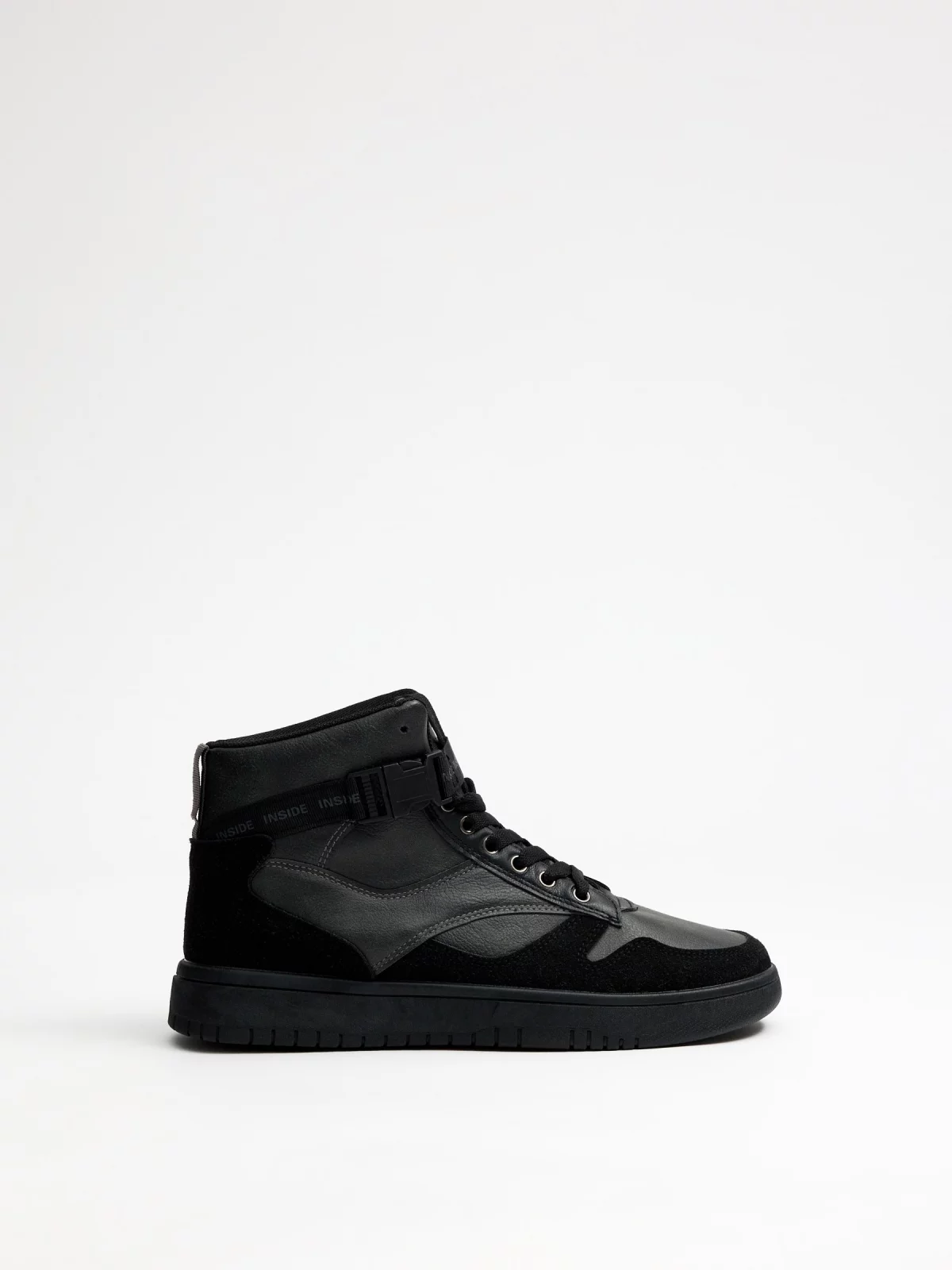 Bota desportiva preta Trainer preto vista perfil