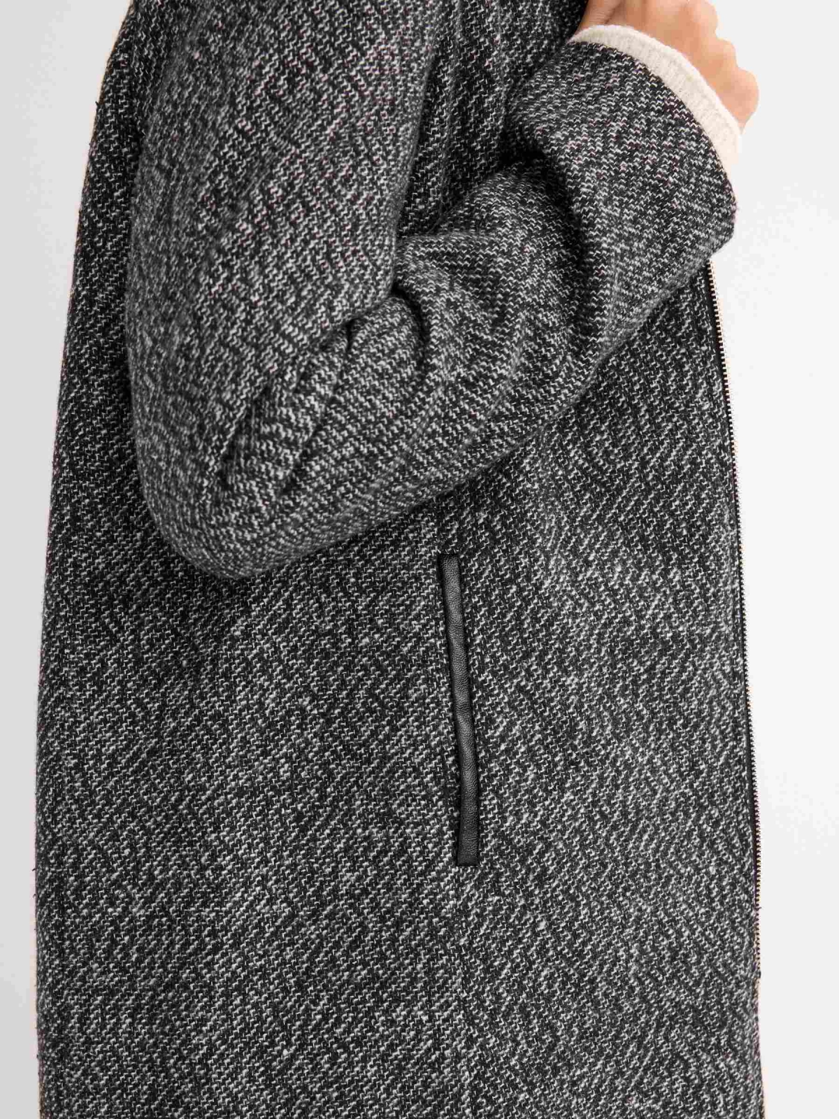 Grey tweed short coat with zipper black/beige detail view