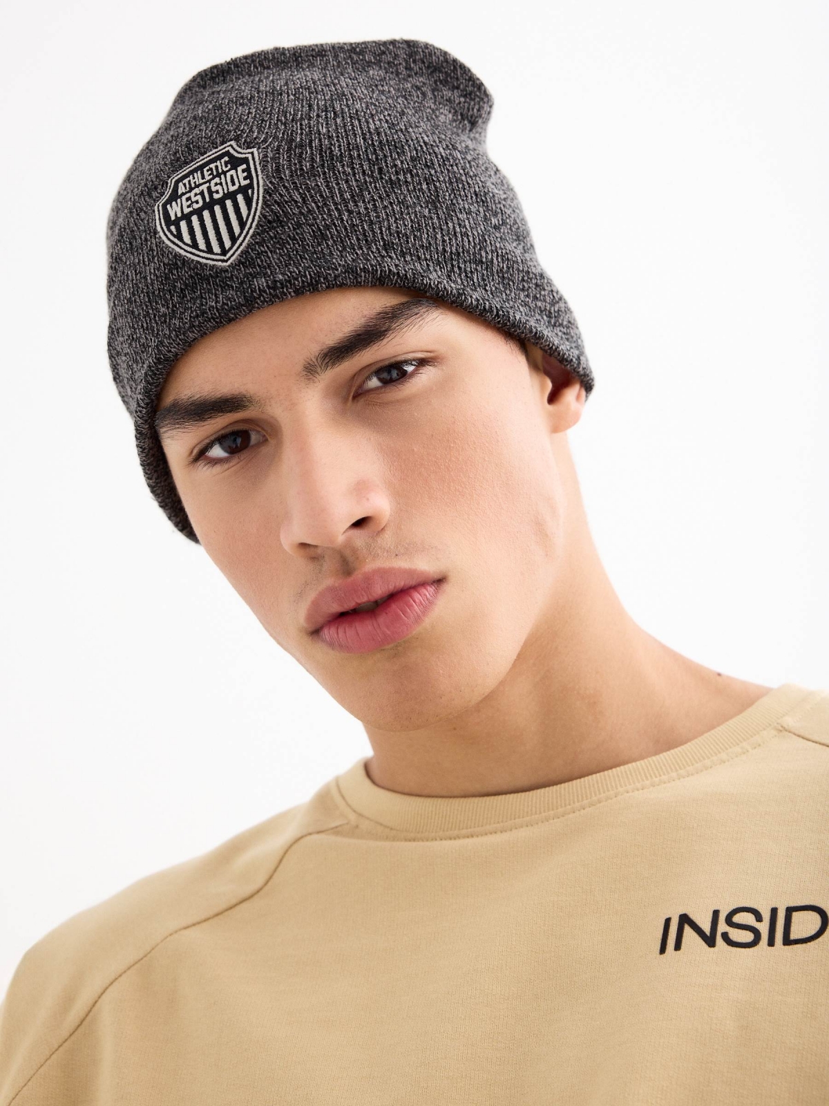 Gorro básico escudo gris con modelo