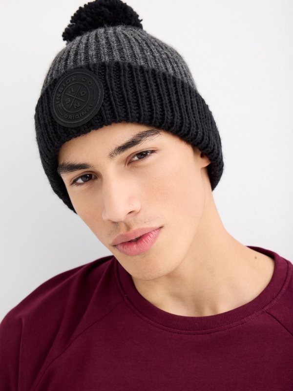 Gorro con pompón negro con modelo