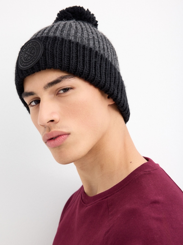 Gorro con pompón negro