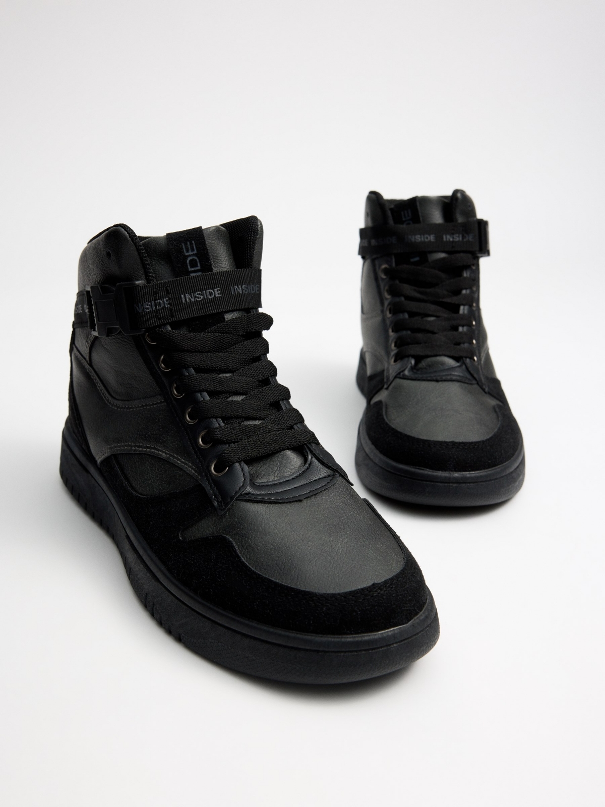 Trainer black sports boot black detail view