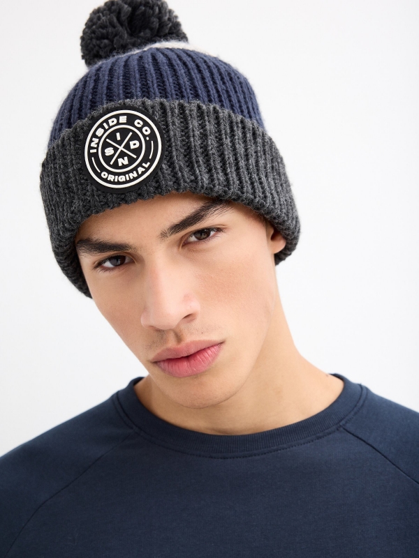 Gorro com pompom multicolorido azul com modelo