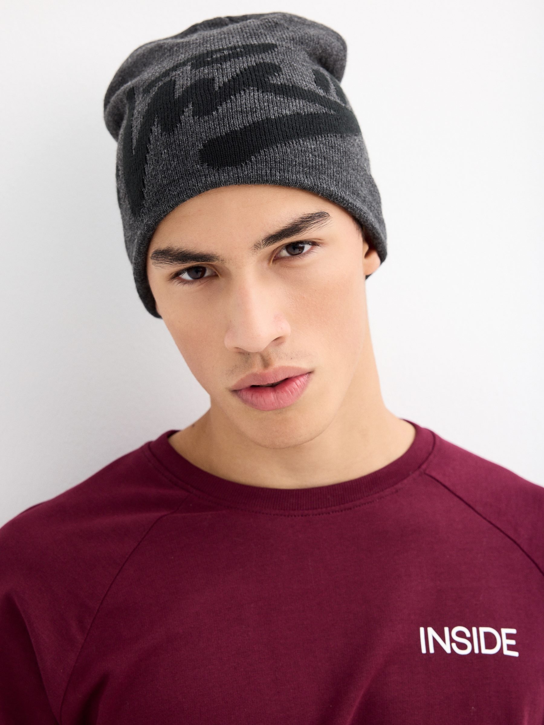 Printed beanie hat grey 45º front view