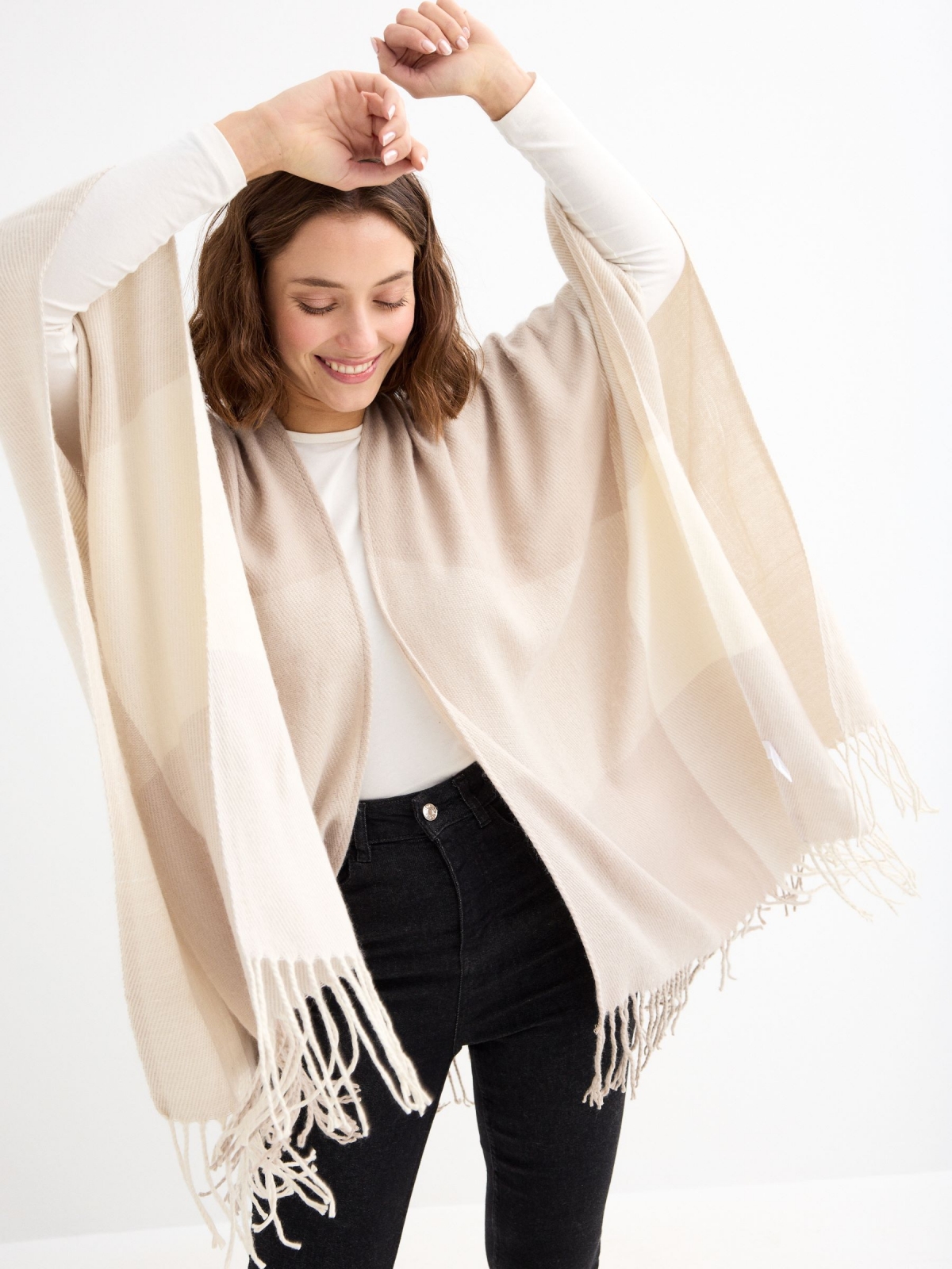 Bufanda poncho rayas beige vista detalle