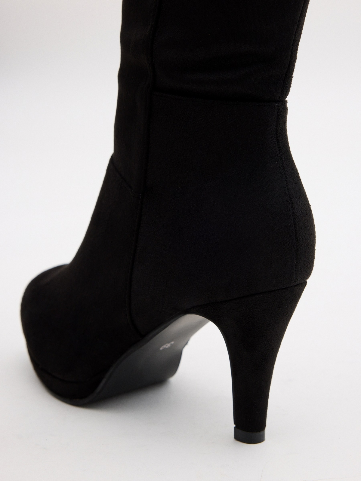 Suede heel boot black zenithal view