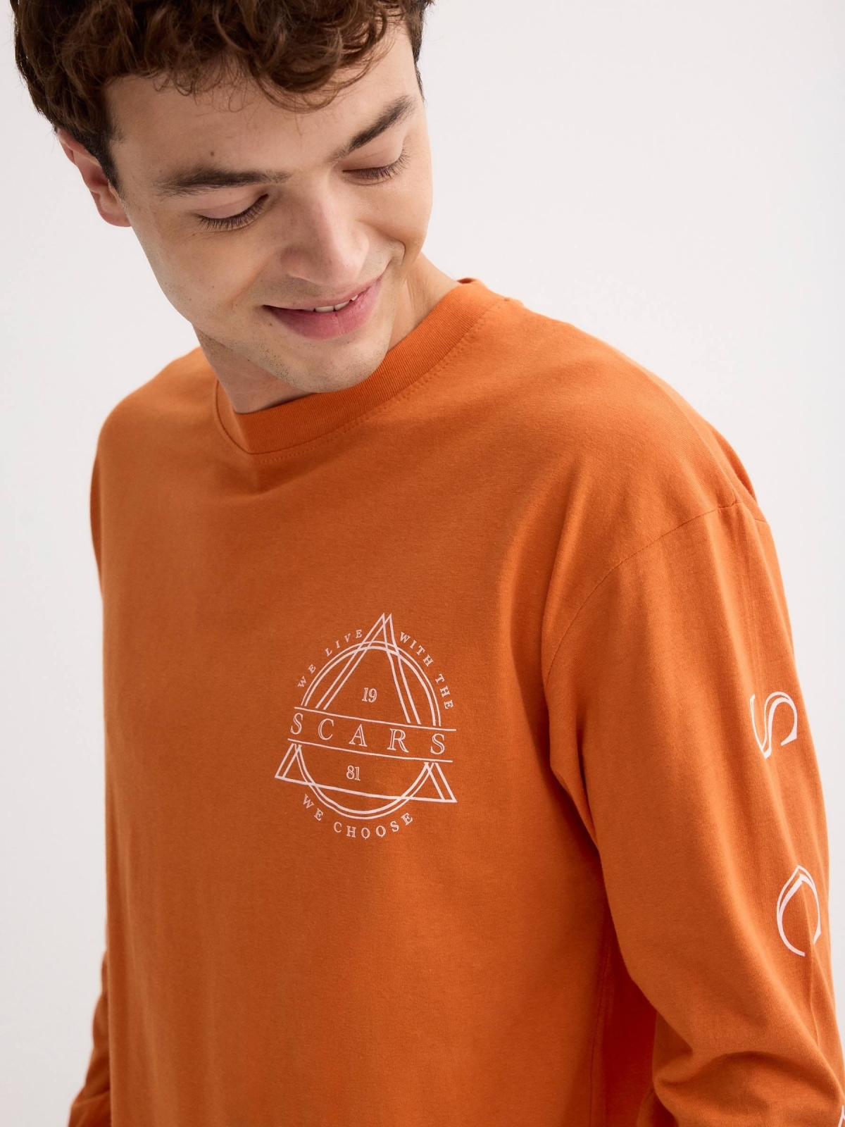 Camiseta tie&dye naranja oscuro vista detalle