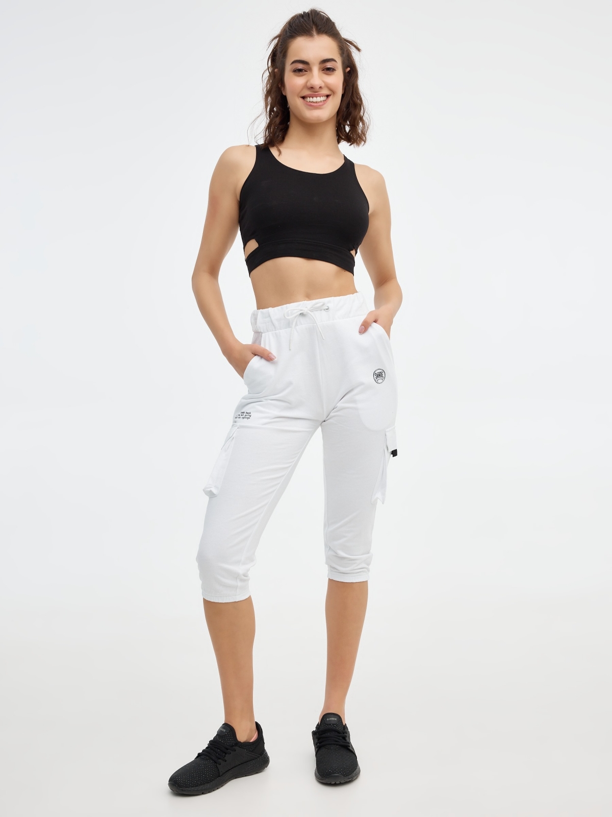 Calças de Jogger com bolsos branco vista meia frontal