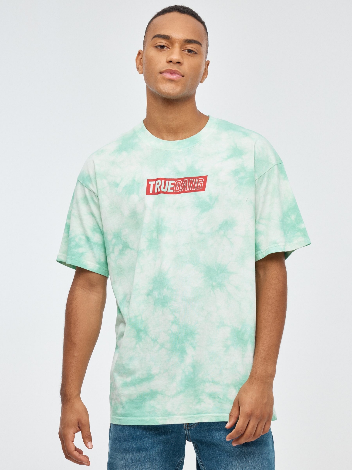 T-shirt Tie&dye com texto branco vista meia frontal