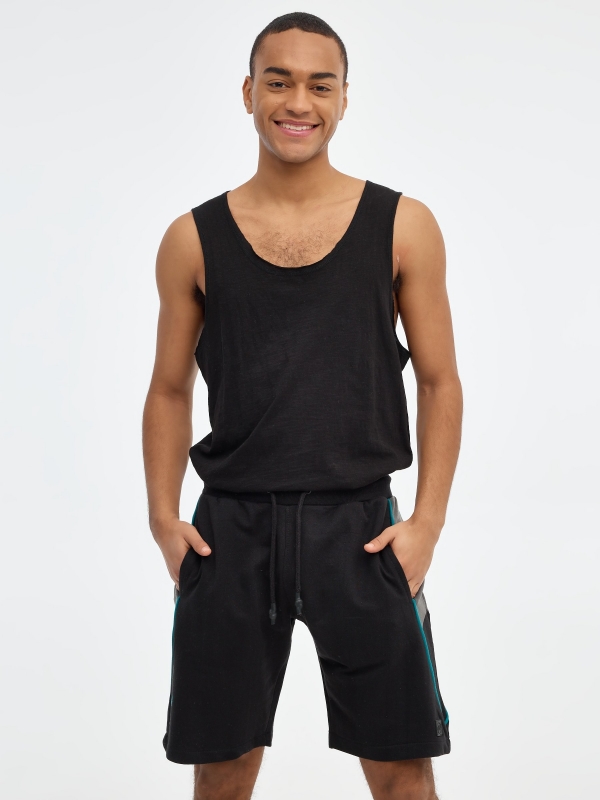 Bermuda jogger deportiva negro vista media frontal
