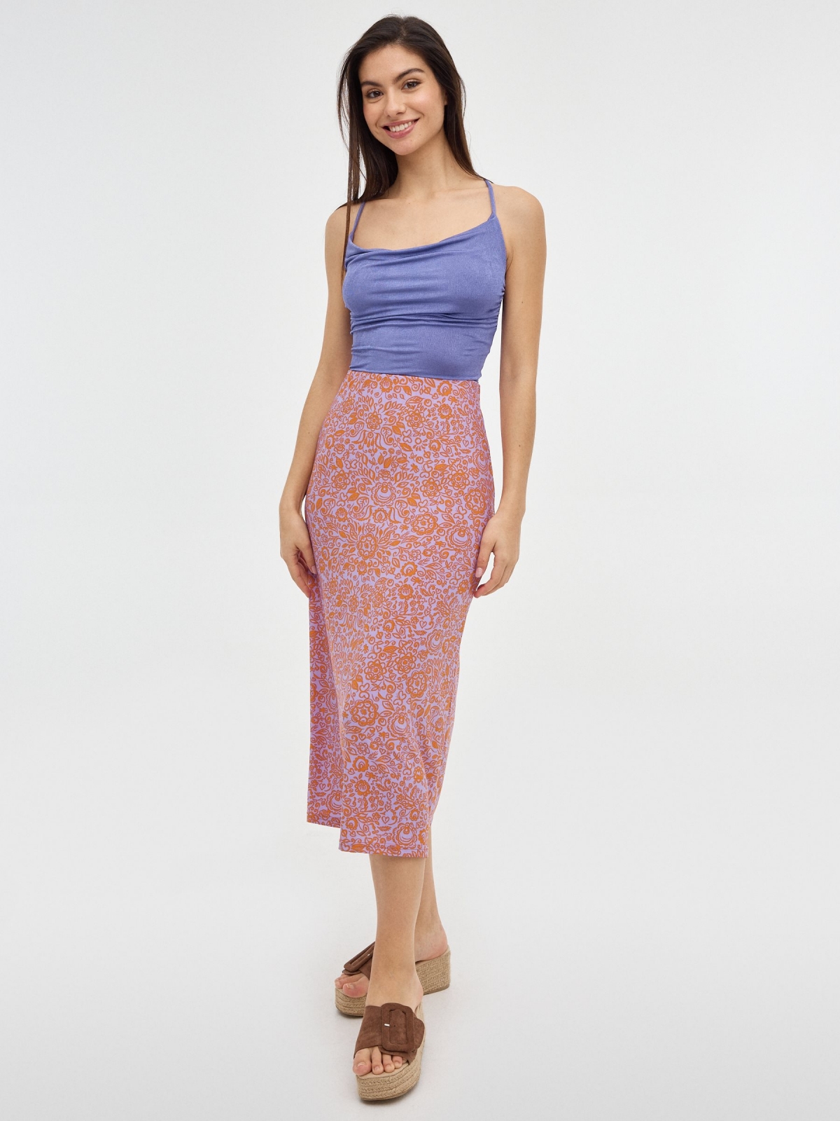 Saia midi com impressão de flores malva vista meia frontal