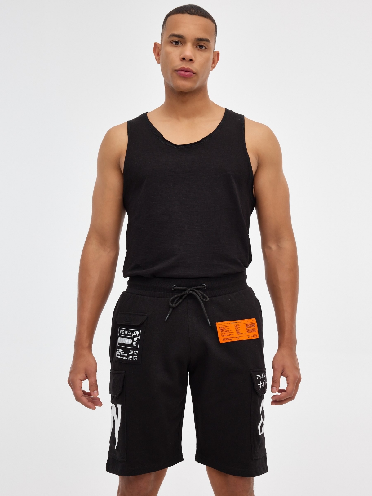 Bermuda jogger cargo con estampado