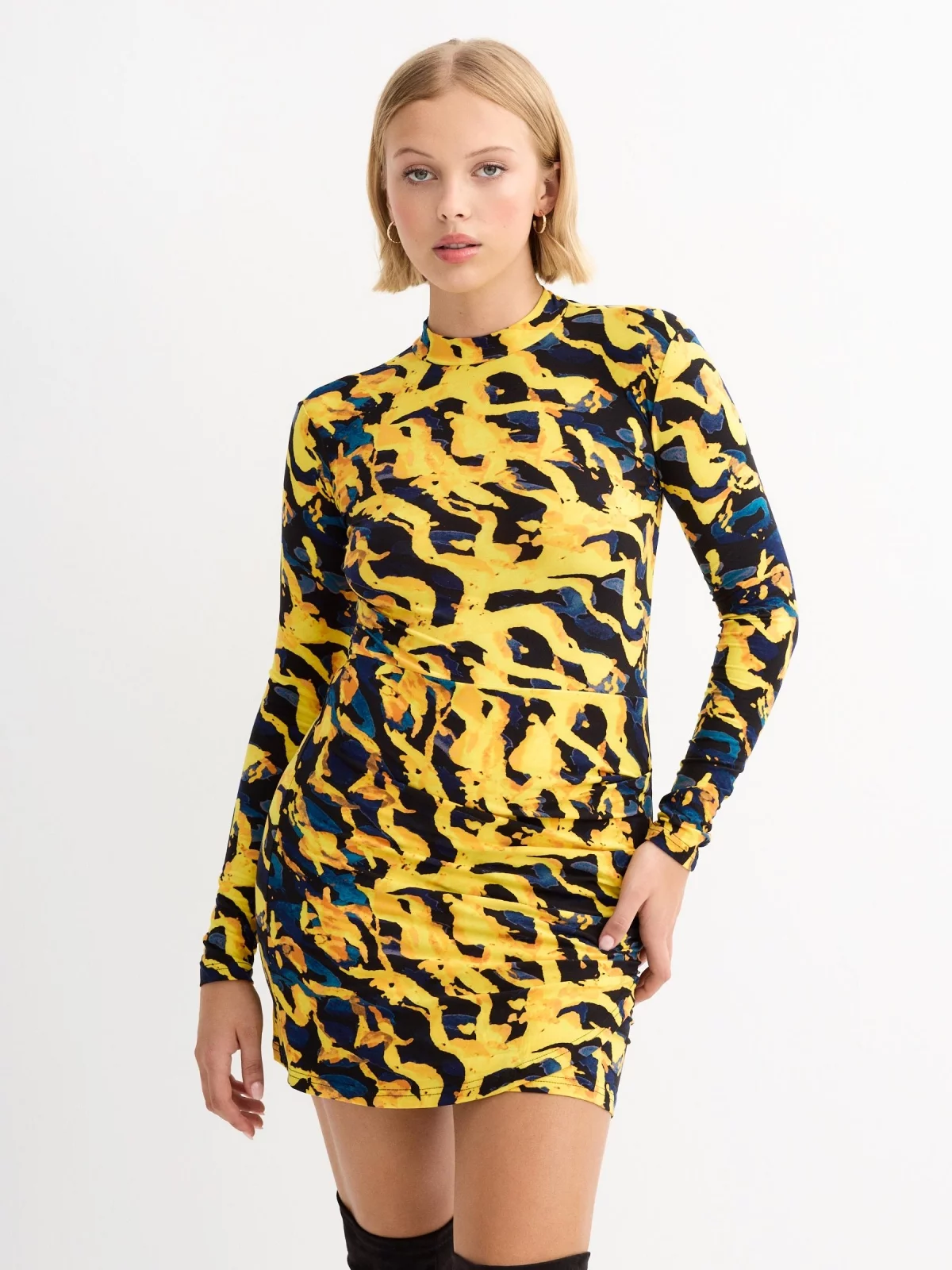 Vestido mini print con drapeados amarillo vista tres cuartos frontal