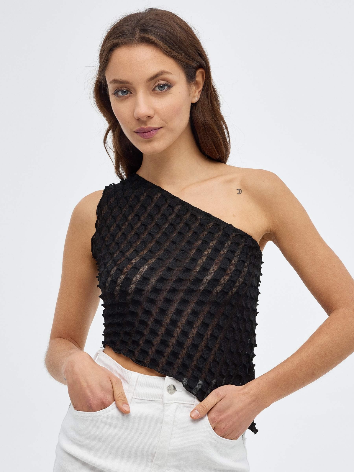 Crop top con textura negro vista media frontal