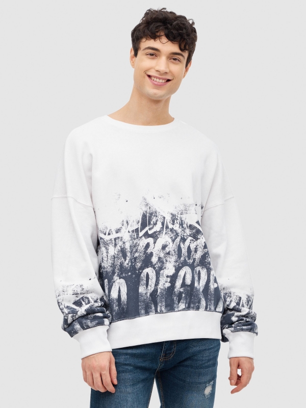 Sweatshirt com print graffiti branco vista meia frontal