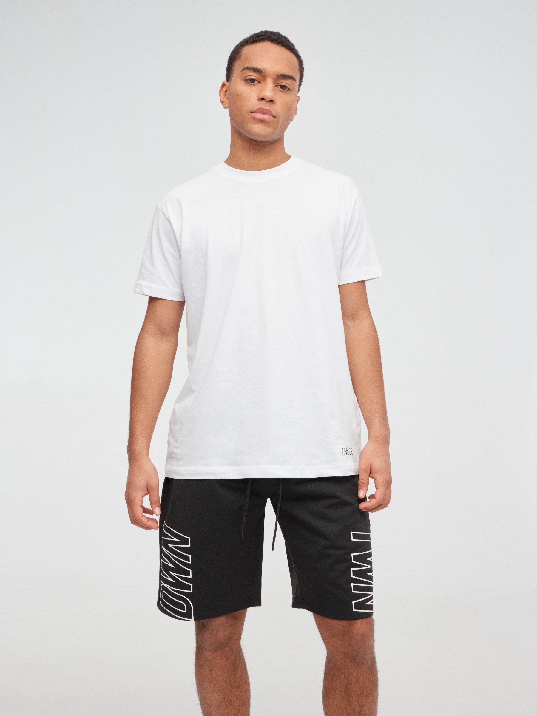 Bermuda jogger texto negro vista media frontal
