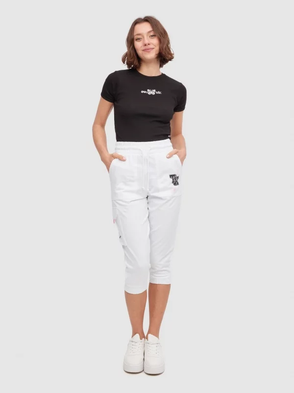 Calça jogger com bolsos branco vista geral frontal