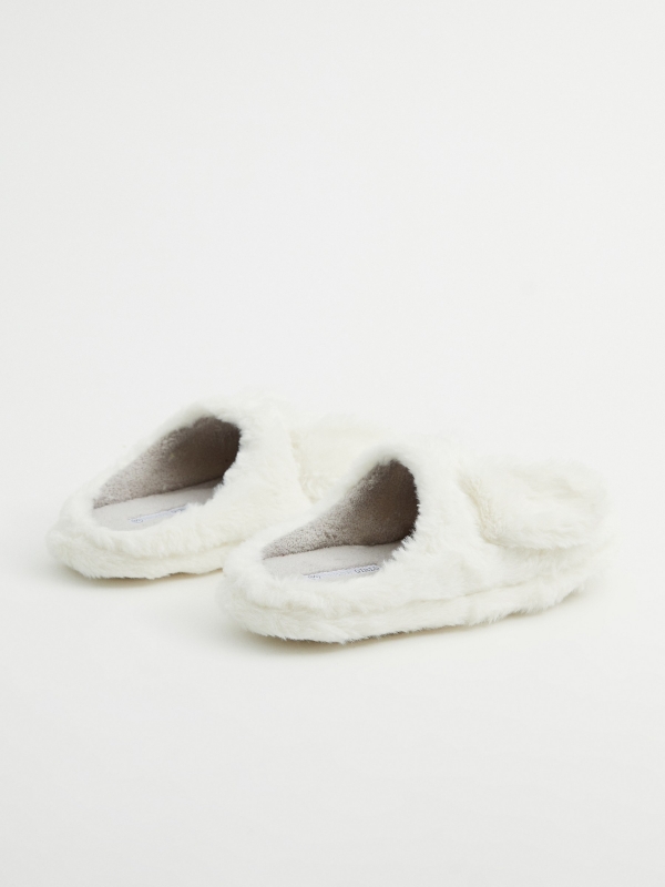 Pantufas de coelho de pelúcia branco vista geral frontal