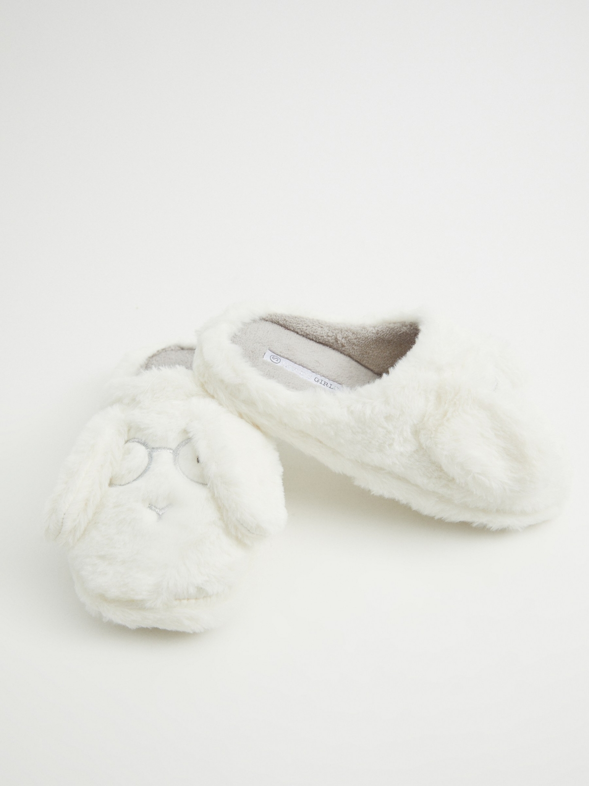 Pantufas de coelho de pelúcia branco vista detalhe