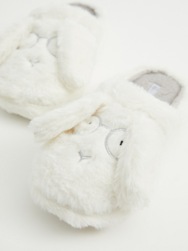 Pantufas de coelho de pelúcia branco vista detalhe