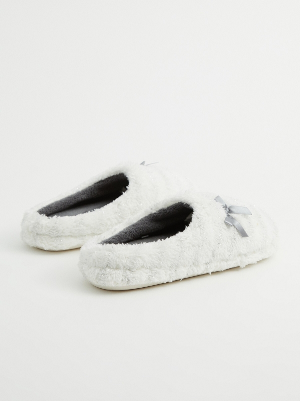 Pantufas às riscas branco vista geral frontal