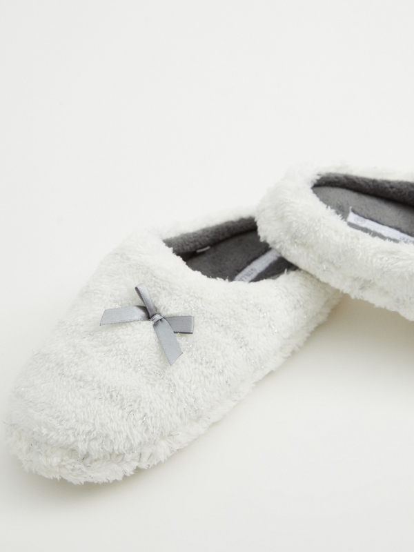 Pantufas às riscas branco vista detalhe