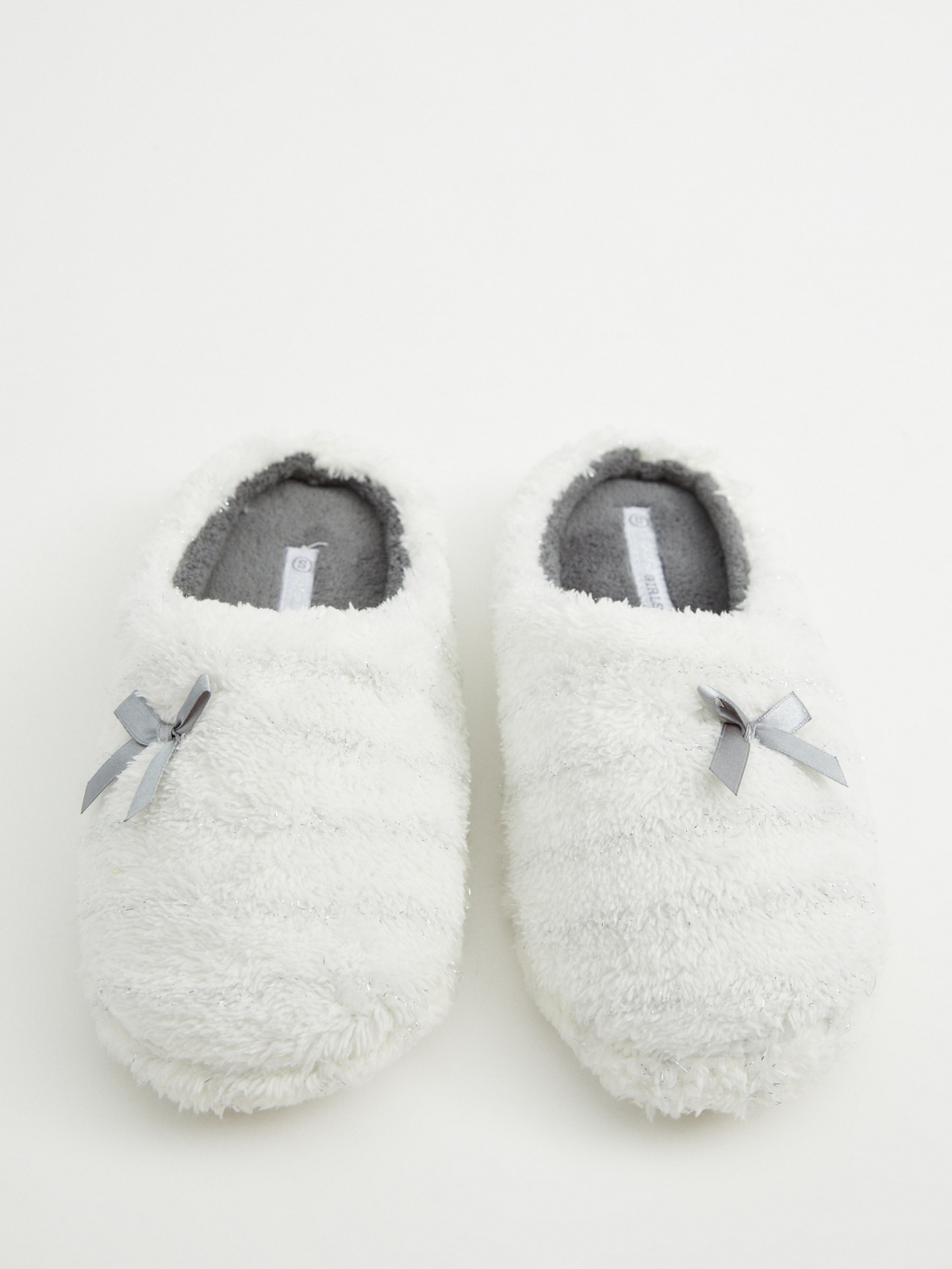 Pantufas às riscas branco vista detalhe