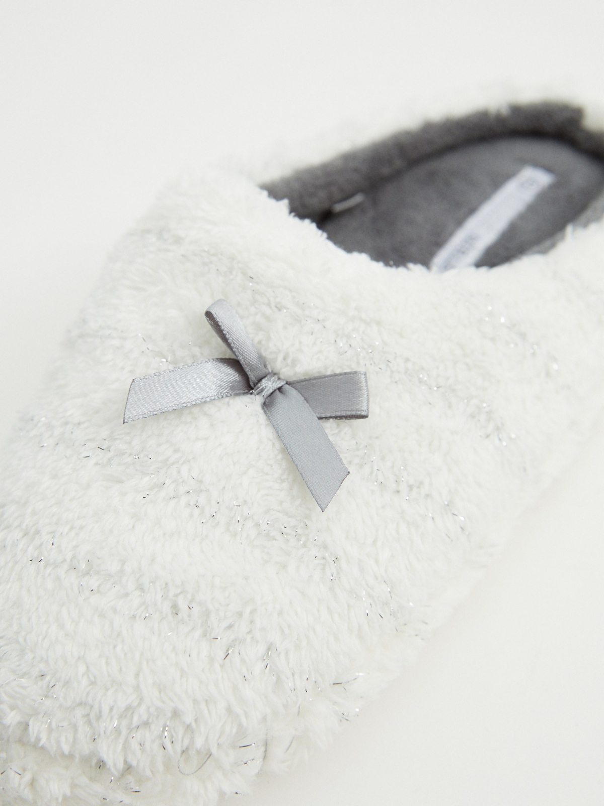 Pantufas às riscas branco vista detalhe