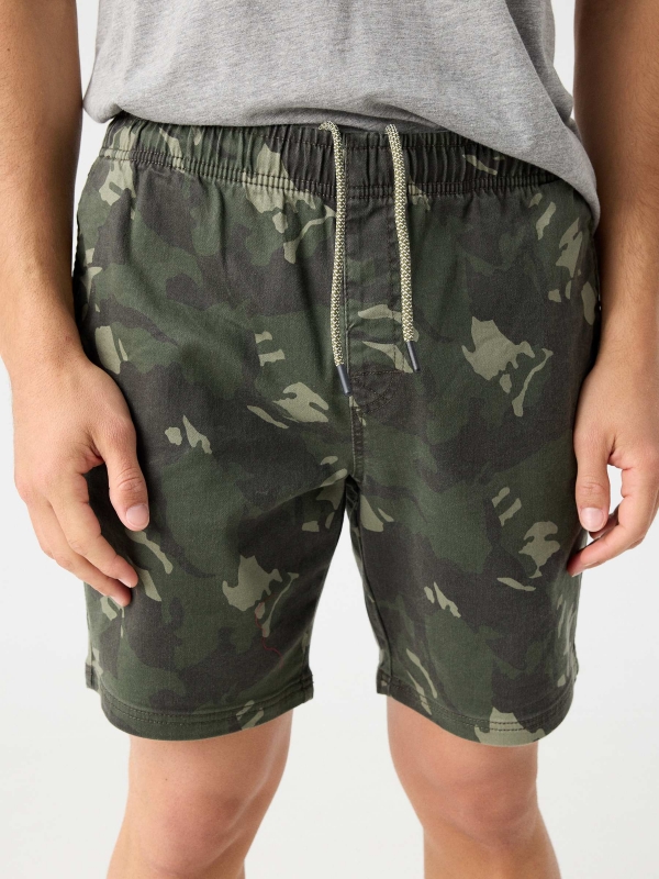 Elastic waist camouflage Bermuda short dark green detail view