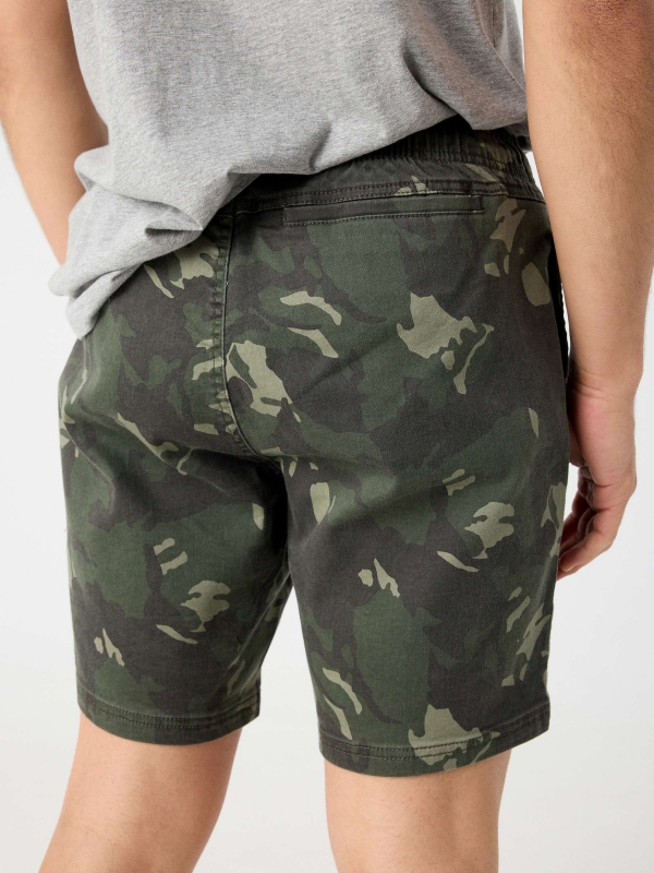 Elastic waist camouflage Bermuda short dark green detail view