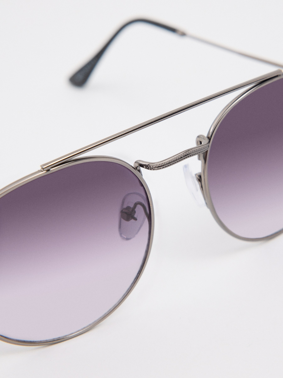 Round metal sunglasses silver detail view