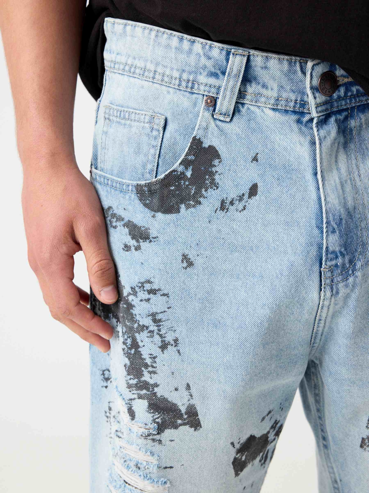 Bermuda denim efecto desgastado rotos azul claro vista detalle