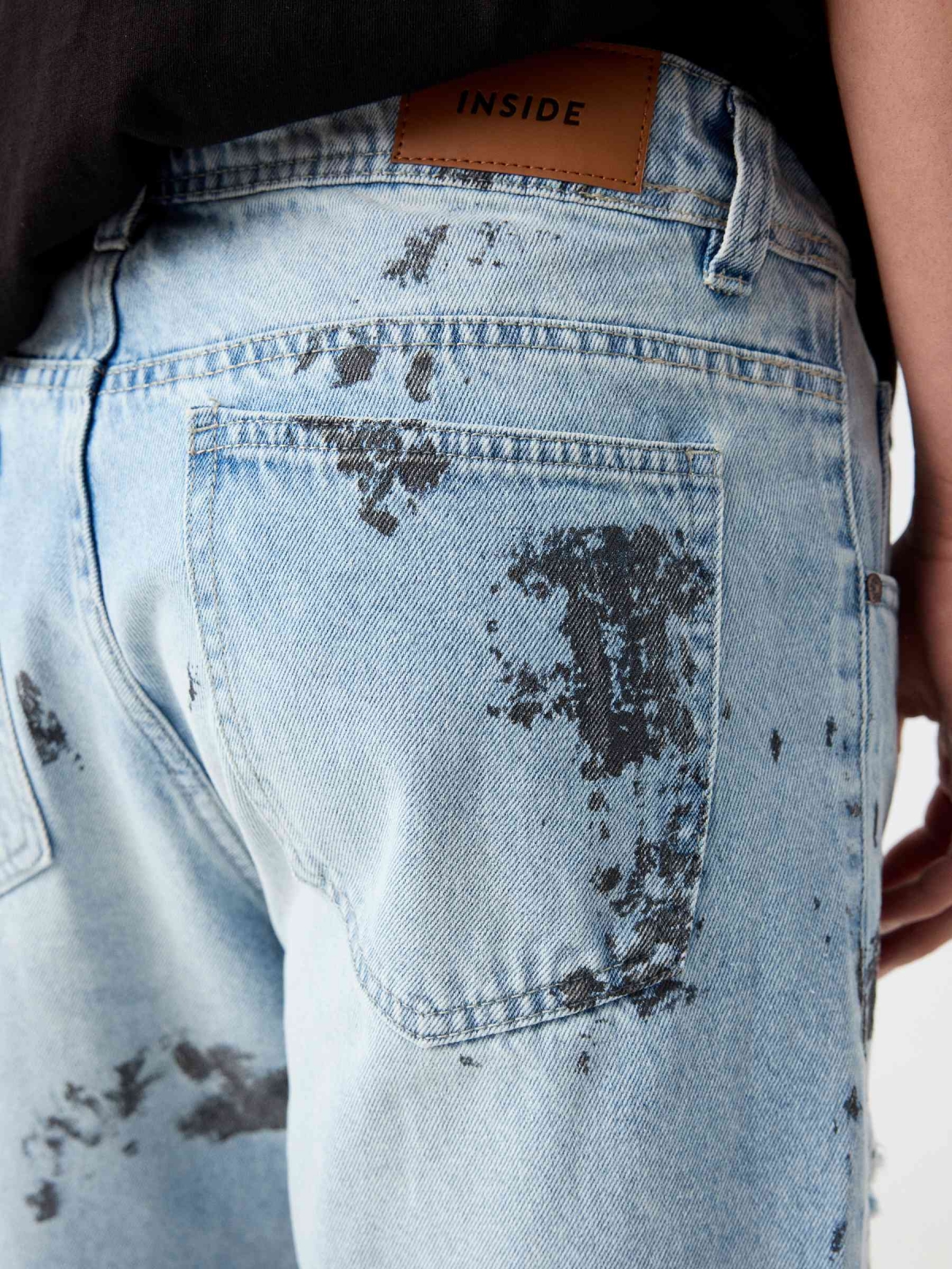 Bermuda denim efecto desgastado rotos azul claro vista detalle