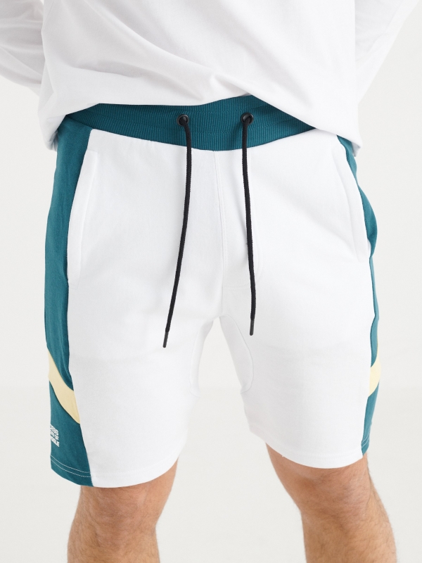 Bermuda jogger blocos de cor branco vista detalhe