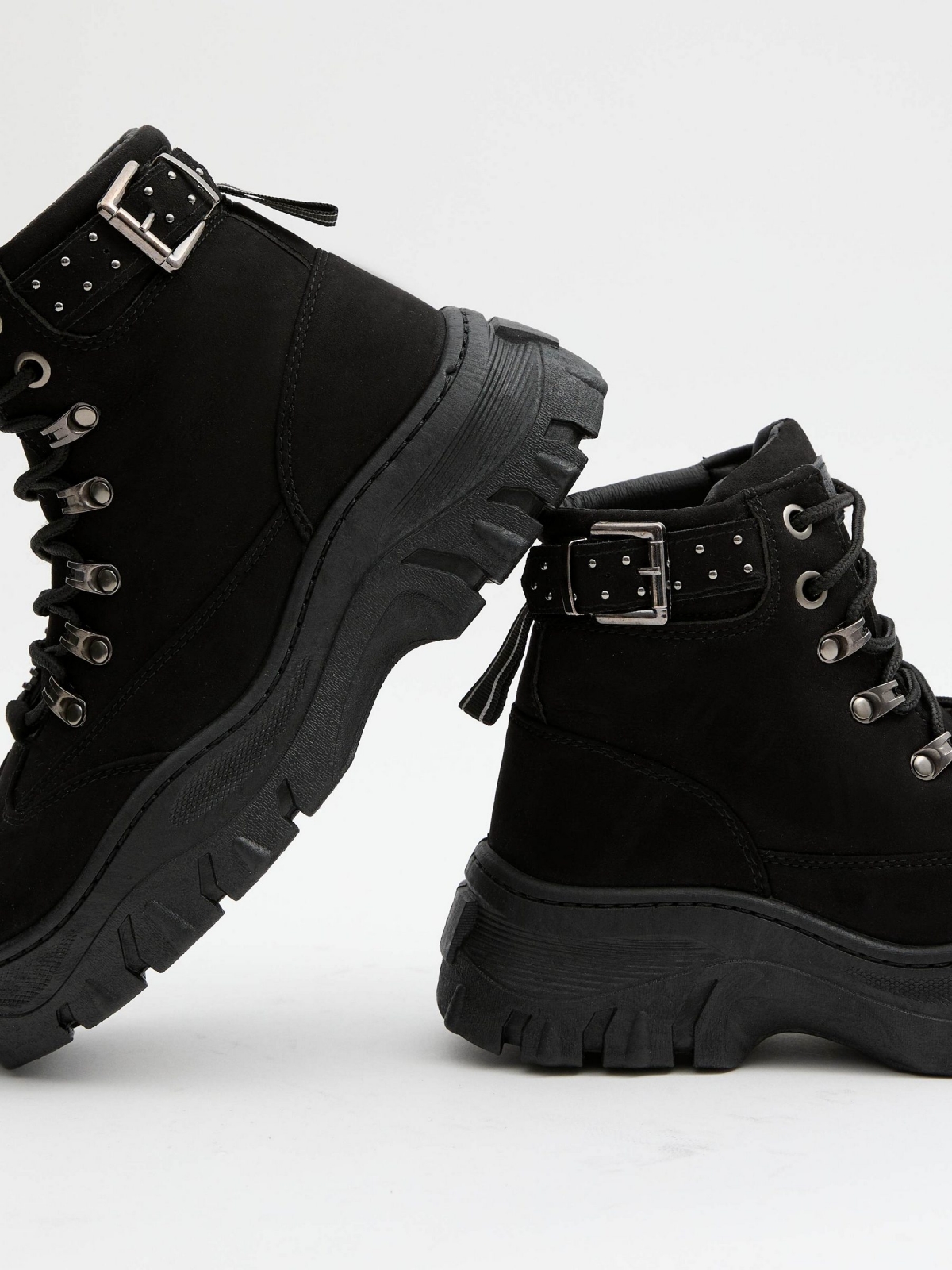 Bota plataforma de moda casual preto vista detalhe