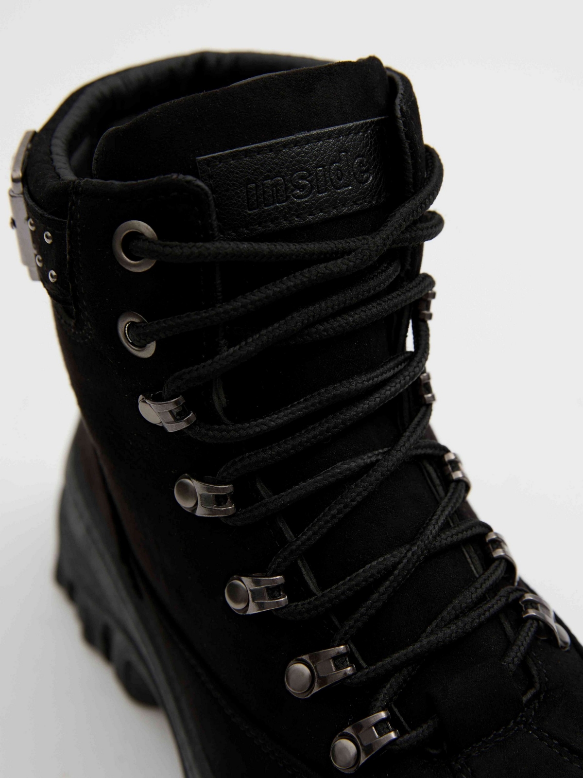 Bota plataforma moda casual negro vista detalle