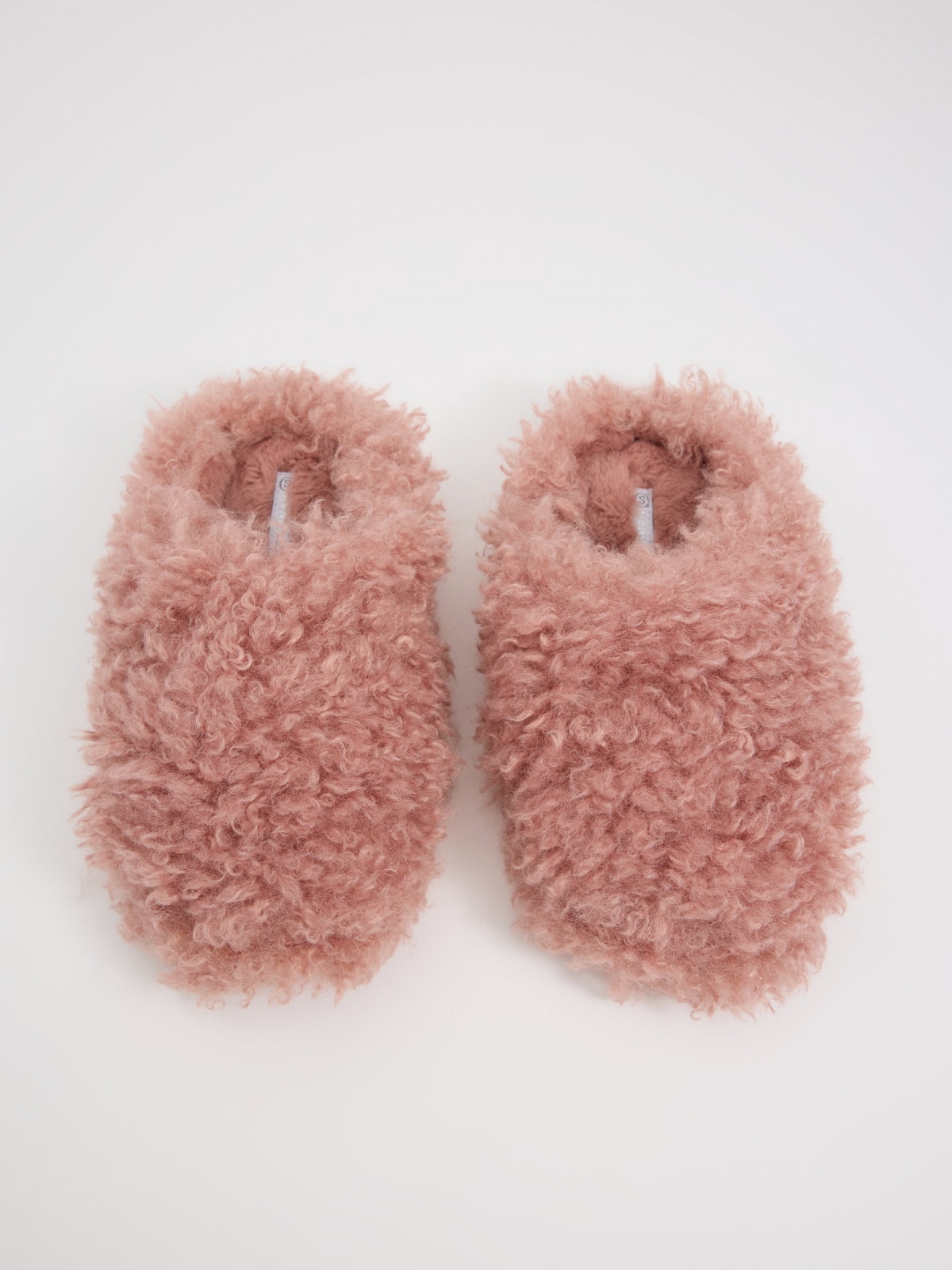 Pantufas de casa fofos rosa primeiro plano