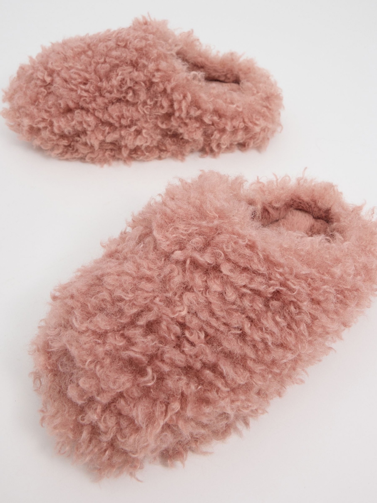 Fluffy home slippers pink detail view