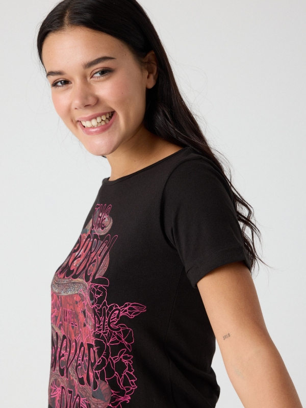 T-shirt com estampado preto vista detalhe