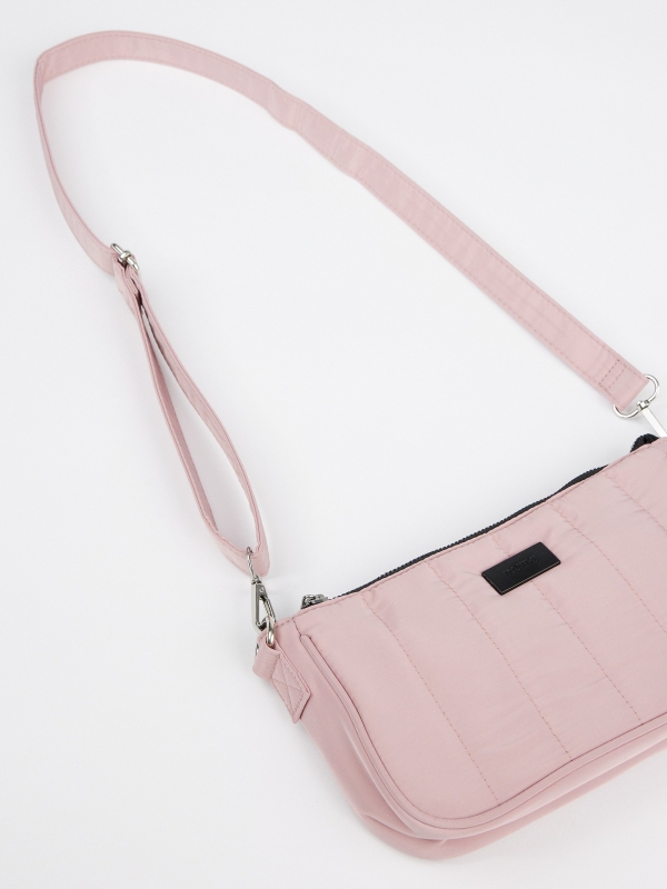 Bolsa de ombro em nylon acolchoado rosa vista lateral 45º