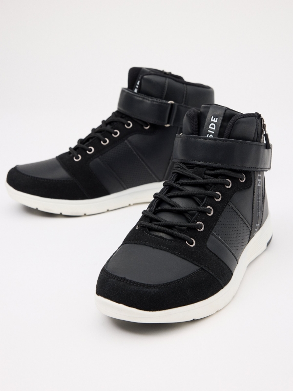 Bota deportiva cremallera combinada negro vista detalle