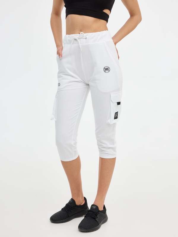 Pantalón jogger con bolsillos blanco vista media trasera