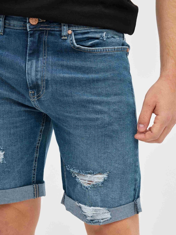 Bermudas de ganga com rasgos azul vista detalhe