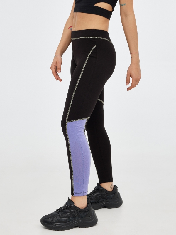 Legging con contrastes negro primer plano