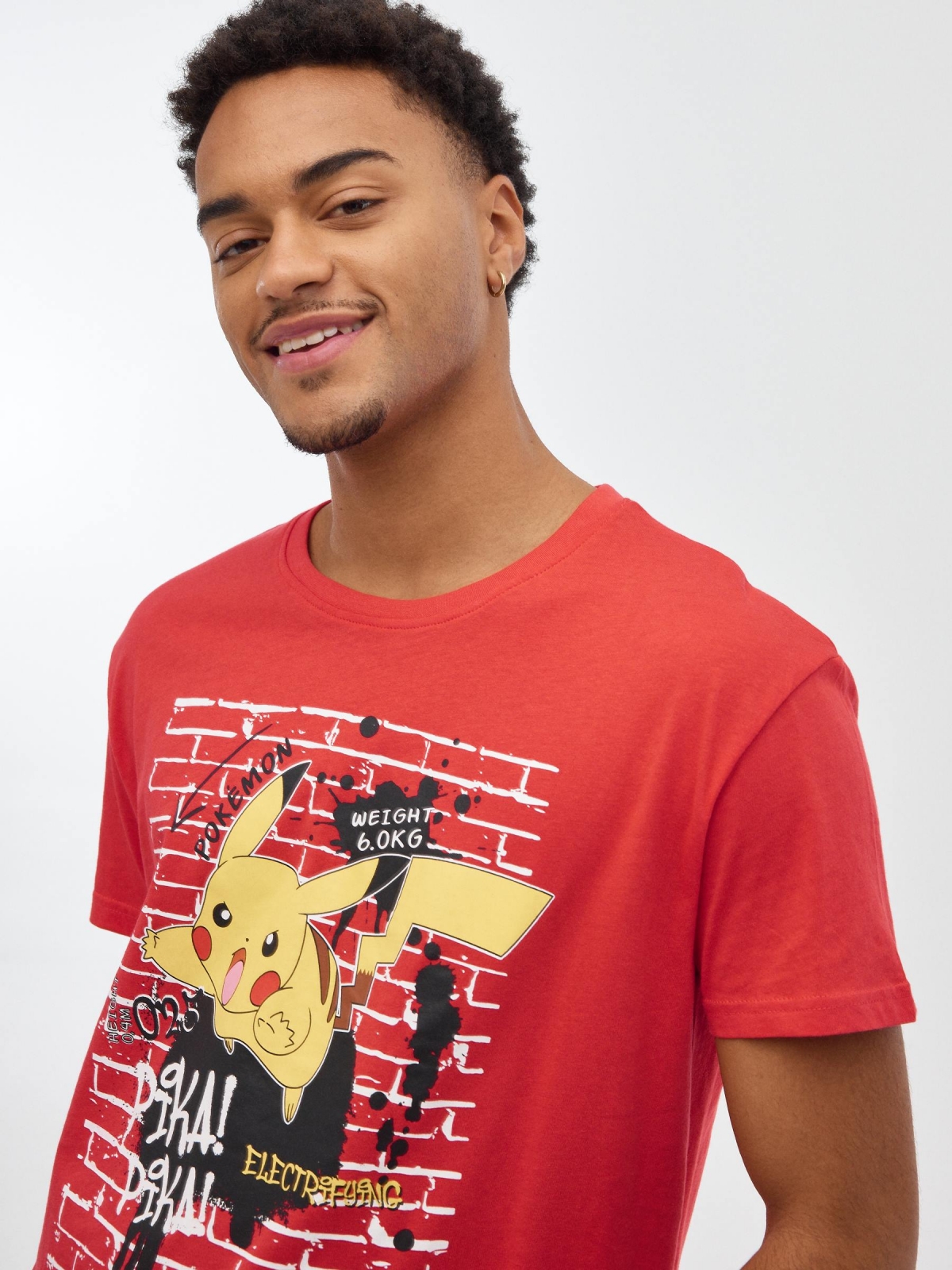 T-shirt de Pokemon vermelho vista detalhe