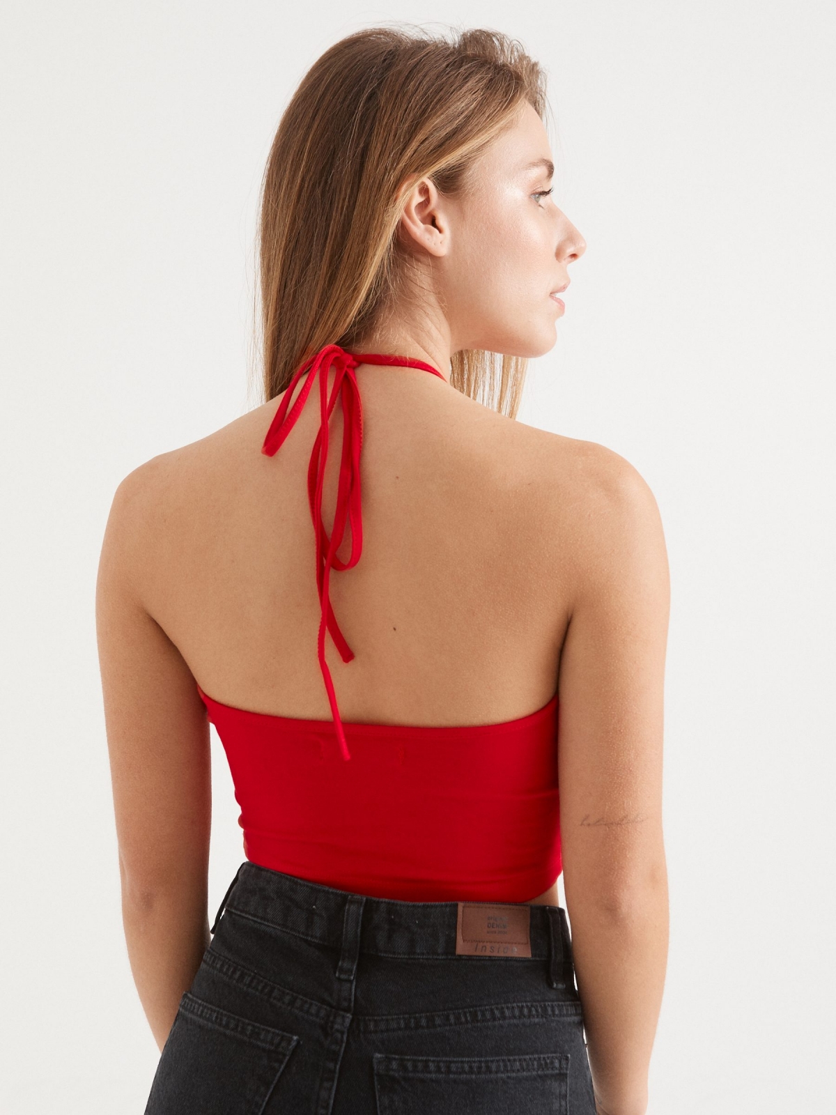 Top halter com fenda vermelho vista meia traseira