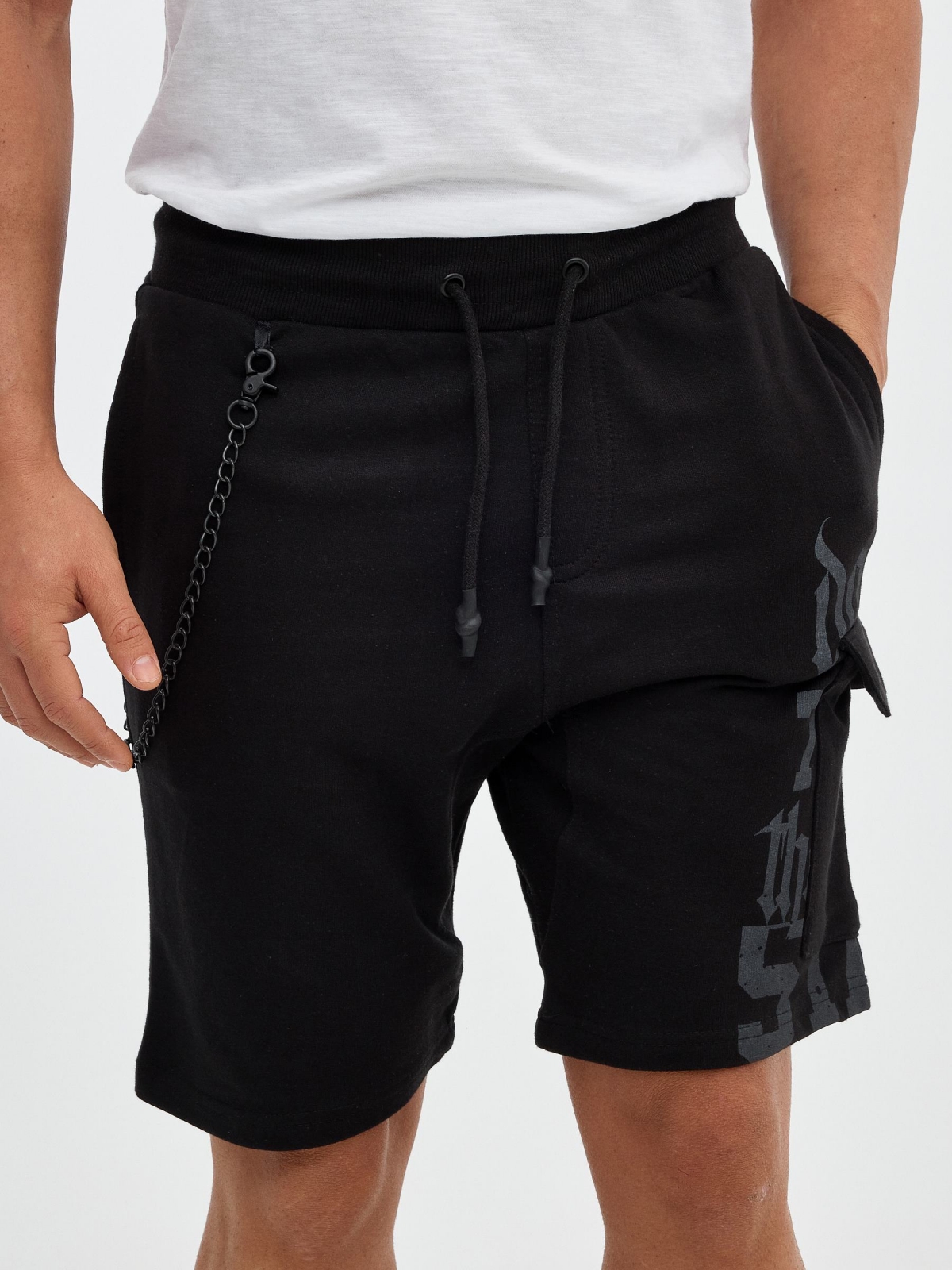 Calções de jogger das Bermudas com corrente preto vista detalhe